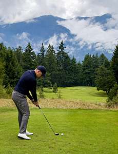 Mann spielt Golf in den Bündner Bergen