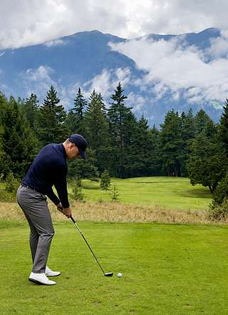 Man playing golf in the mountains of Graubünden
