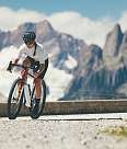 Sunstar Swiss Hotel Collection Lenzerheide Winter Frau auf Gravel Bike auf einem Alpenpass