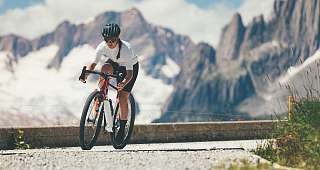Sunstar Swiss Hotel Collection Lenzerheide Winter Frau auf Gravel Bike auf einem Alpenpass