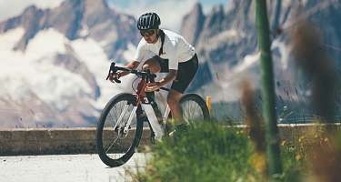 Gravel-Fahrerin in den Alpen