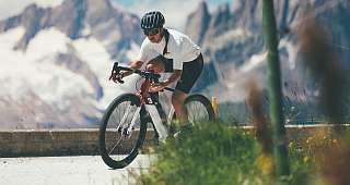 Frau auf Gravel Bike auf einem Alpenpass