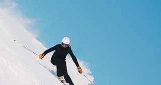 Sunstar Swiss Hotel Collection Lenzerheide Winter Frau auf einer Skipiste
