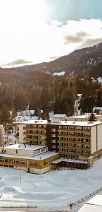 Sunstar Swiss Hotel Collection Lenzerheide Winter  Skifahrerin auf der Piste