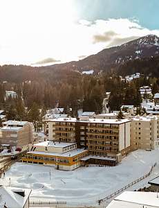 Sunstar Swiss Hotel Collection Lenzerheide Winter Frau mit Kamera im Wald