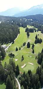 Golfplatz im Graubünden von oben fotografiert