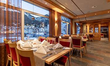 Sunstar Swiss Hotel Collection Lenzerheide Stuebli Mitarbeiterin deckt einen Tisch ein