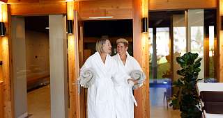 Sunstar Swiss Hotel Collection Lenzerheide Wellbeing Zwei Frauen im Wellnessbereich
