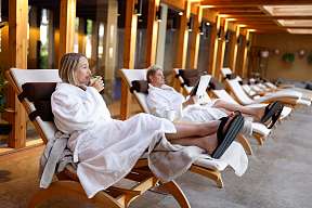 Sunstar Swiss Hotel Collection Lenzerheide Wellbeing Zwei Frauen im Bademantel im Ruheraum