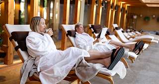 Sunstar Swiss Hotel Collection Lenzerheide Wellbeing Zwei Frauen im Bademantel im Ruheraum