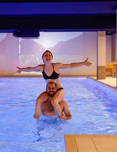 Paar im Pool